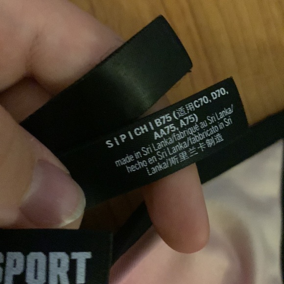 *lightly worn* sports bra with adjustable straps - Picture 3 of 4